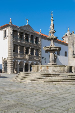 Fountain at Praca da Republica in Viana do Castelo (2).jpg