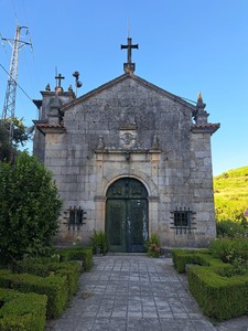 Frente da Capela de Nossa Senhora dos Meninos do Bairro da Ponte, Lamego.jpg