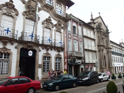 Guimarães, Rua da Rainha Dona Maria II (2).jpg