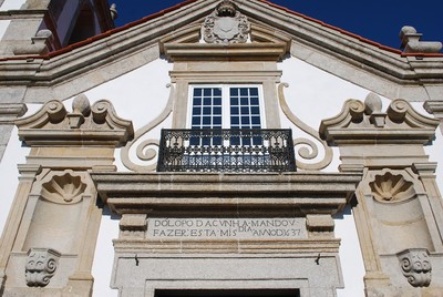 Igreja da Misericórdia de Santar - Frontão.jpg