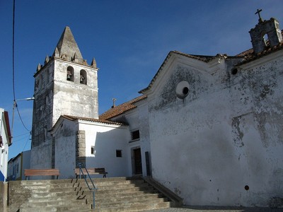 Igreja de Nossa Senhora da Assunção (Torrão) - Parte da fachada Sul e torre sineira.jpg