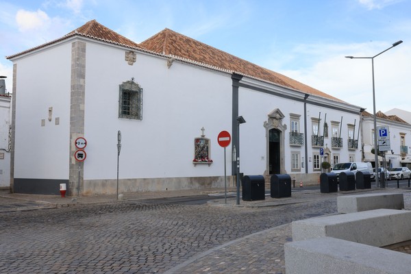 Igreja de Nossa Senhora das Ondas, ou do Corpo Santo, e Edifício do antigo Compromisso Marítimo de Tavira.jpg