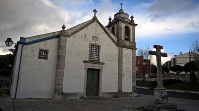 Igreja de Nossa Senhora de Belém (Rio de Mouro) e Cruzeiro.jpg
