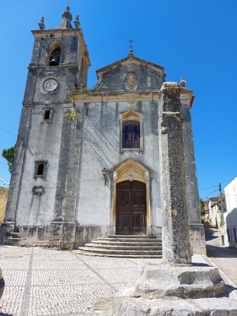 Igreja de São Francisco com Pelourinho de Redinha em primeiro plano.jpg