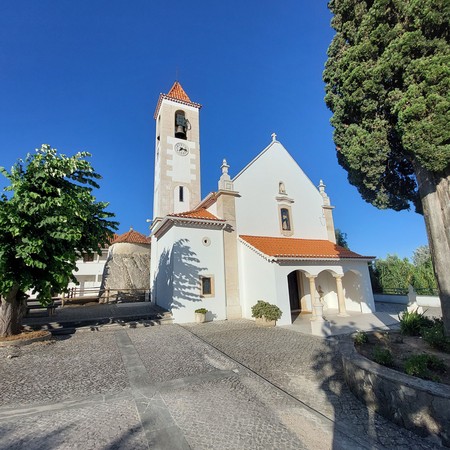 Megálito-capela adjacente à igreja paroquial de Alcobertas.jpg