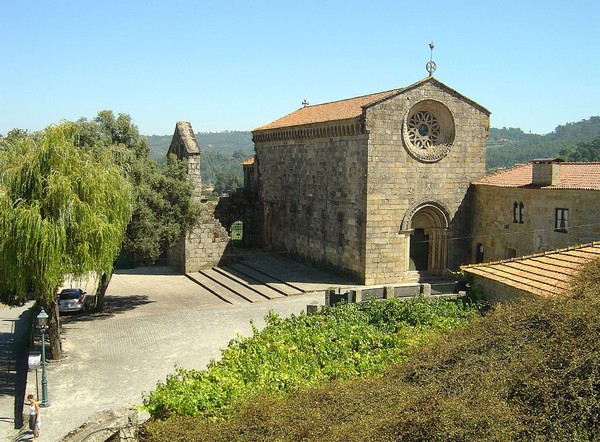 Mosteiro de Roriz - Portugal (181097404).jpg