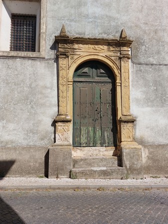 Pórtico da Igreja do Convento da Esperança (teatro velho) em Abrantes.jpg