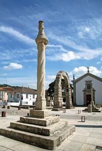 Pelourinho da Bobadela - Portugal (5758617036).jpg