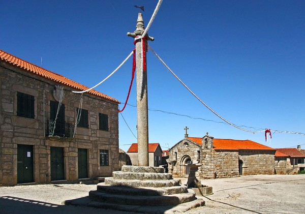 Pelourinho de Alfaiates - Portugal (8660080275).jpg