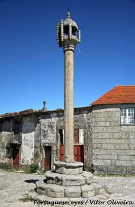 Pelourinho de Carapito - Portugal (7068917591).jpg