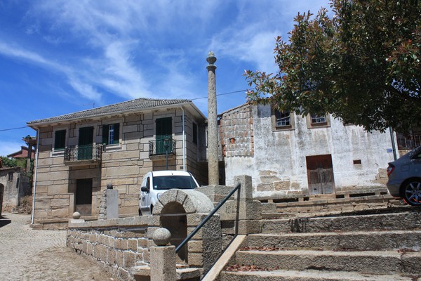 Pelourinho de Linhares - 03.jpg