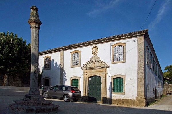 Pelourinho de Lourosa - Portugal (26245609459).jpg
