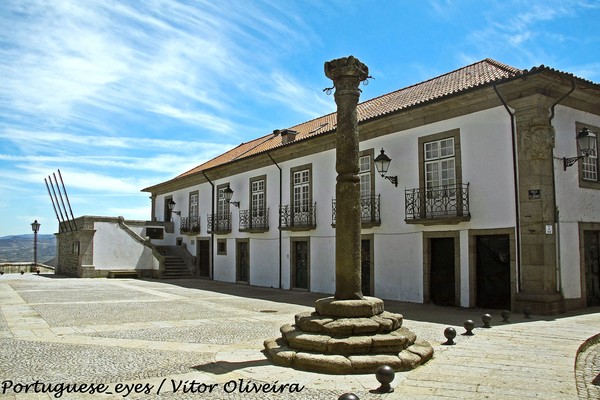 Pelourinho de Mesão Frio - Portugal (8165319015).jpg