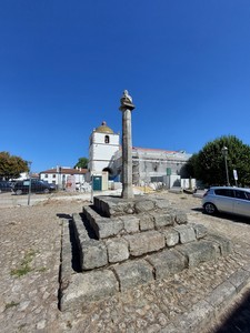 Pelourinho de Pedrógão Grande com Igreja em renovação.jpg