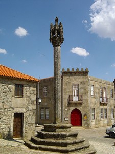 Pelourinho de Penedono - Portugal (192753867).jpg
