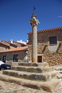 Pelourinho de Penha Garcia - Portugal (32342340470).jpg