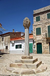 Pelourinho de Segura- Portugal (28373946727).jpg