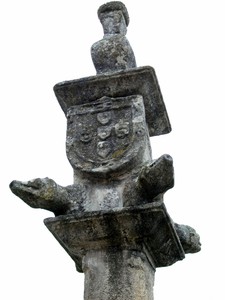 Pelourinho de Torre de Dona Chama Pormenor.jpg
