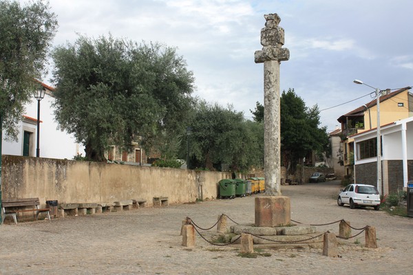 Pelourinho de Vale de Prados 4.jpg