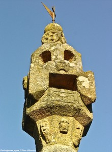 Pelourinho de Vila Cova à Coelheira - Portugal (5097998246).jpg