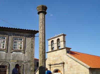 Pelourinho e Igreja Matriz da Mêda - Portugal (193327627).jpg