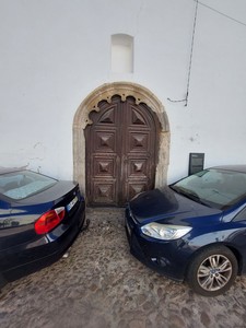 Portal manuelino rendilhado no intradorso na fachada direita da Igreja da Santa Casa da Misericórdia do Sardoal.jpg