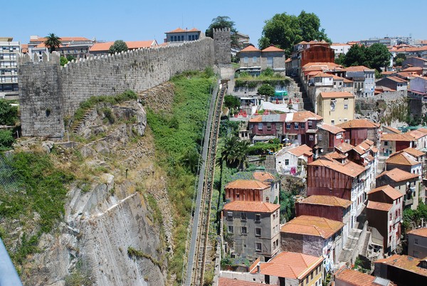 Porto - Muralhas Fernandinas e funicular.jpg