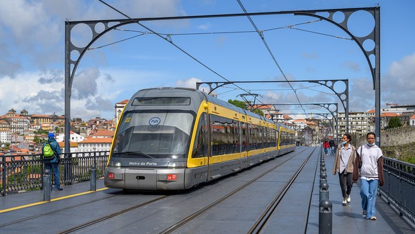 Porto Vila Nova de Gaia Ponte Dom Luís I metro MP005 lijn D Santo Ovidio (52068287055).jpg