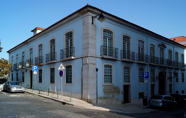 Prédio sito na Calçada de Sant'Ana tornejando para a Rua do Instituto Bacteriológico, LISBOA PORTUGAL Photographed by Ph.G. de MENDONCA (Wikidata Q90315009).jpg
