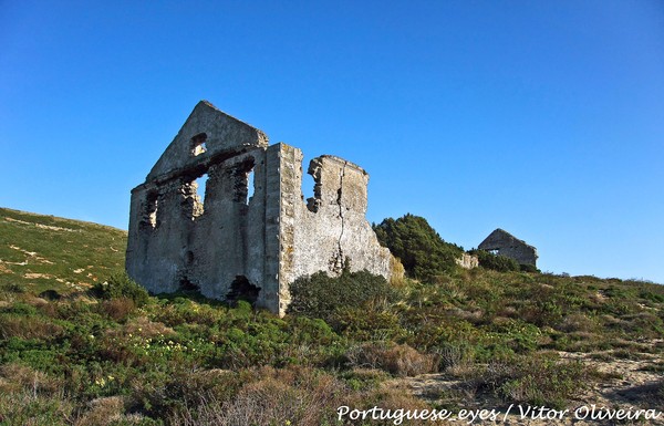 Ruínas do Convento de Penafirme - Portugal (8106498264).jpg