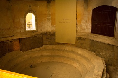 StrollingThroughEvora Roman Bath (15192239656).jpg