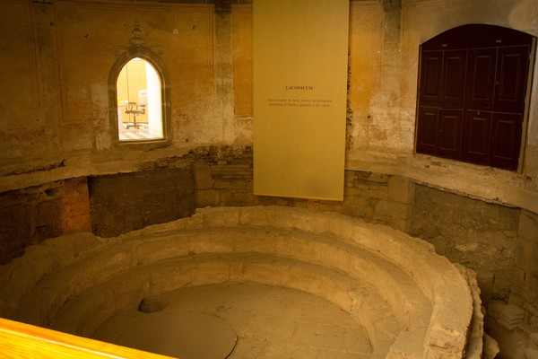 StrollingThroughEvora Roman Bath (15192239656).jpg