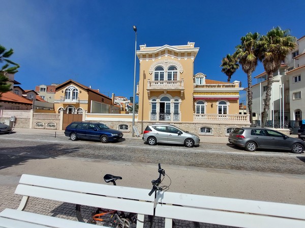 Torreão da fachada direita com cobertura em tímpano, arco abatido com relevo na janela superior do Edifício em São Martinho do Porto.jpg