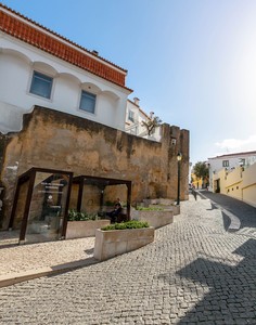 Troço da antiga muralha da vila, Cascais. 03-20.jpg