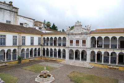 Universidade de Évora - Claustro geral dos Estudos (2).jpg
