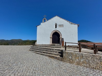 Vista frontal para Capela de São Pedro do Castro.jpg