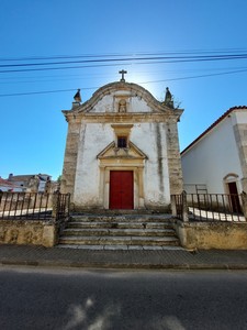 Vista frontal para fachada principal da Capela de São José em Azinhaga.jpg
