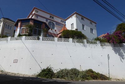 Vista geral da casa e do muro na R. do Calhariz.jpg