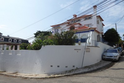 Vista geral da casa inserida na malha urbana.jpg