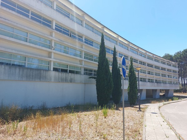 Vista para oeste do Edifício Pedagógico 1 da Escola Superior de Artes e Design de Caldas da Rainha.jpg