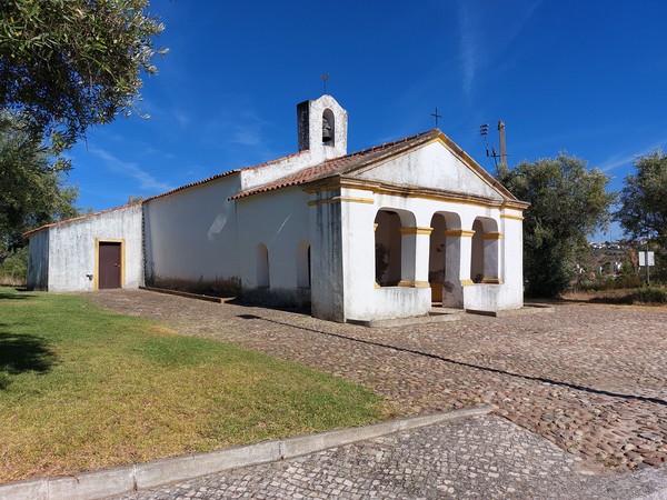 Vista próxima para fachada esquerda e principal da Ermida de São Lourenço.jpg