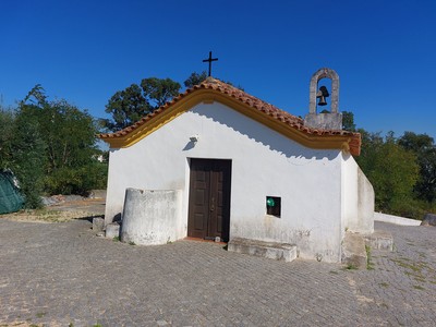 Vista próxima para fachada principal da Ermida de Santo António em Mação.jpg