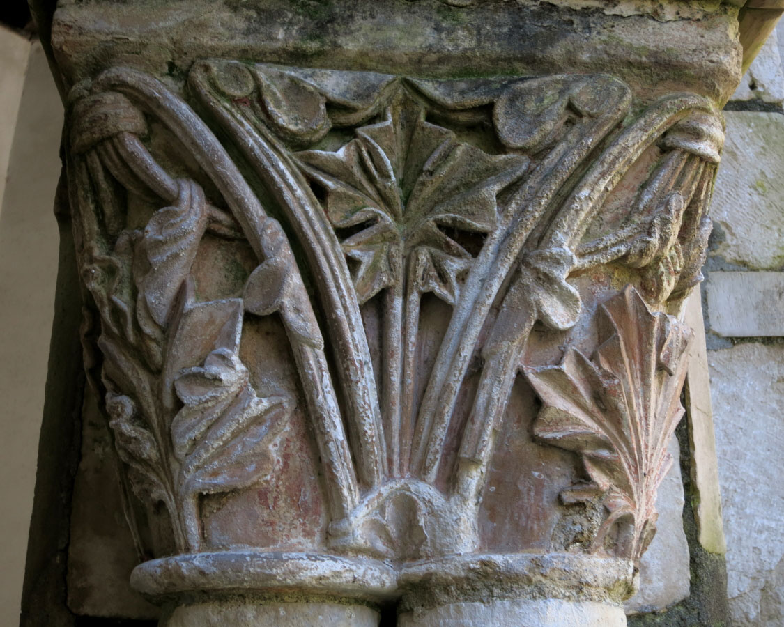 Capitel gótico com motivos fitomórficos